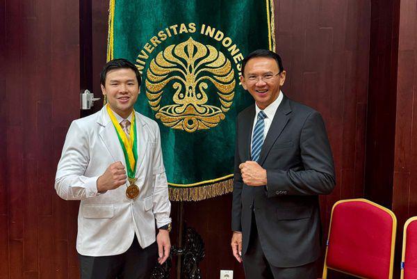 Potret Nicholas Sean Jalani Prosesi Sumpah Dokter, Didampingi Ahok