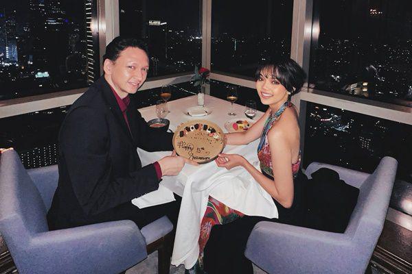7 Potret Anniversary ke-5 Rina Nose dan Josscy, Dinner Romantis