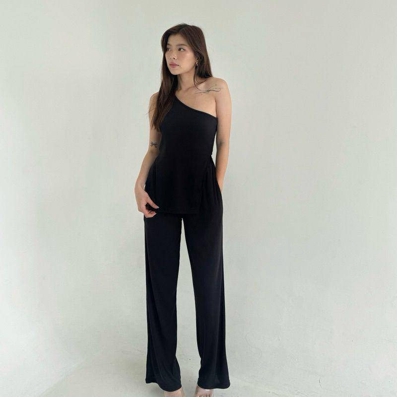 potret ide jumpsuit dengan look elegan (instagram.com/dearlove.fashion)