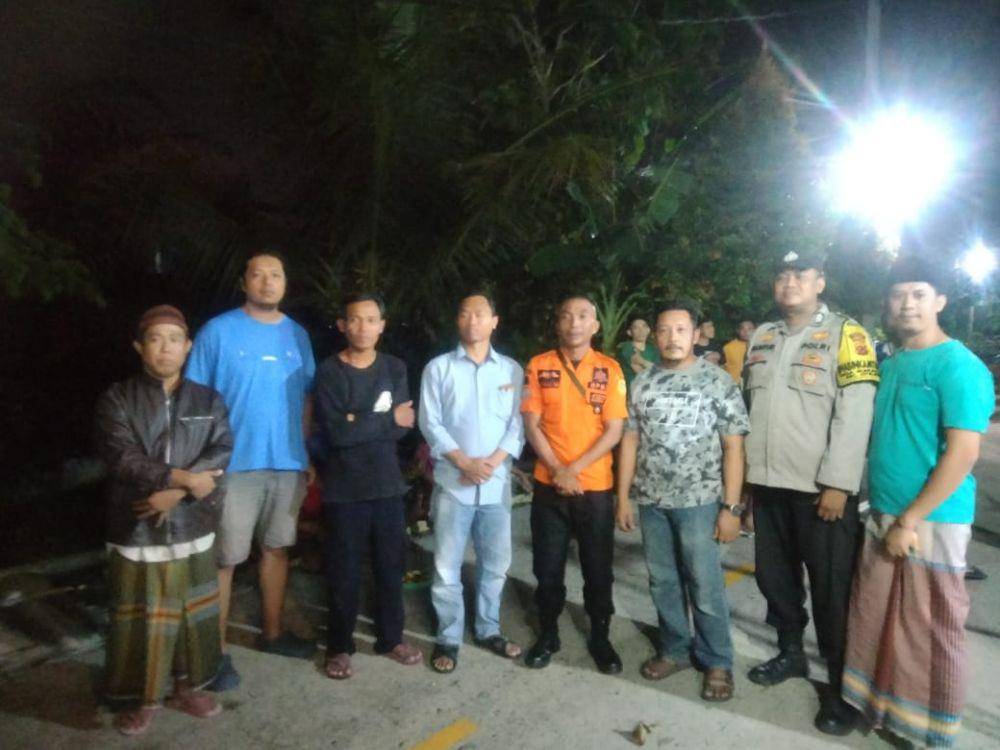 Warga di Desa Gunungsari, Kecamatan Citeureup, Kabupaten Bogor, Jawa Barat berkumpul pasca kejadian angin puting beliung, Selasa (22/10/2024) sore. (Humas Polres Bogor).