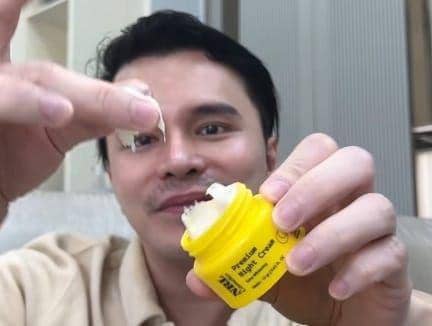 dr Oky Pratama saat meriview produk skincare NRL / istimewa