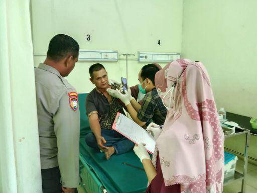 Pria di Kubupaten Wajo mendapatkan perawatan usai duel di jalanan / Istimewa
