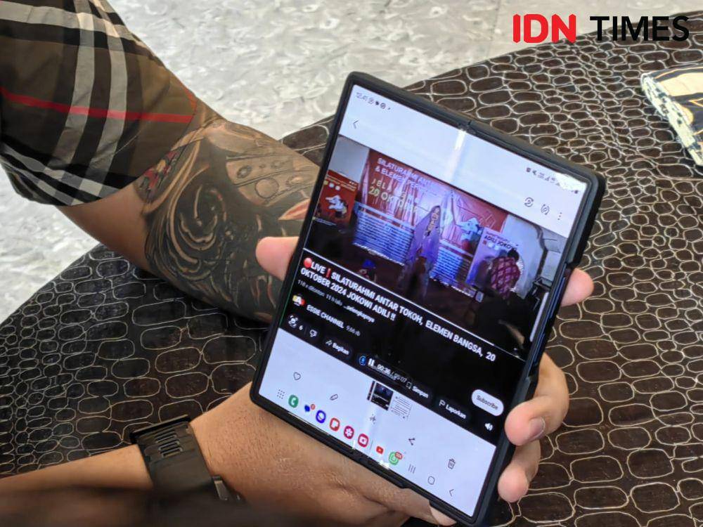 Ketua Umum Pasbata, David Febrian menunjukan video ancaman pembunuhan. (IDN Times/Larasati Rey)