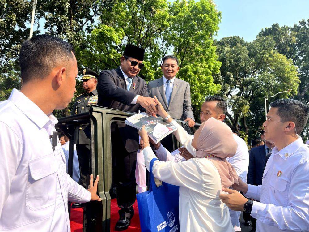 momen menarik yang terjadi saat Presiden Prabowo Subianto diantar oleh Menteri Pertahanan Sjafrie Sjamsoeddin dengan menaiki rantis Maung buatan Pindad usai serah terima jabatan Menteri Pertahanan, Selasa (22/10). (Dok. Tim Komunikasi Prabowo)