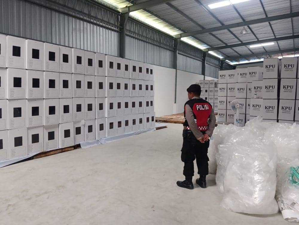 Polisi berjaga di gudang logistik KPU Balikpapan. (IDN Times/Erik)