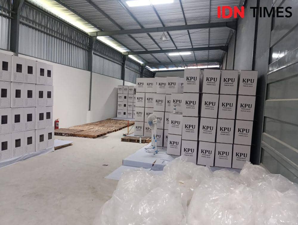 Sebagian logistik sudah tiba di gudang KPU Balikpapan. (IDN Times/Erik)