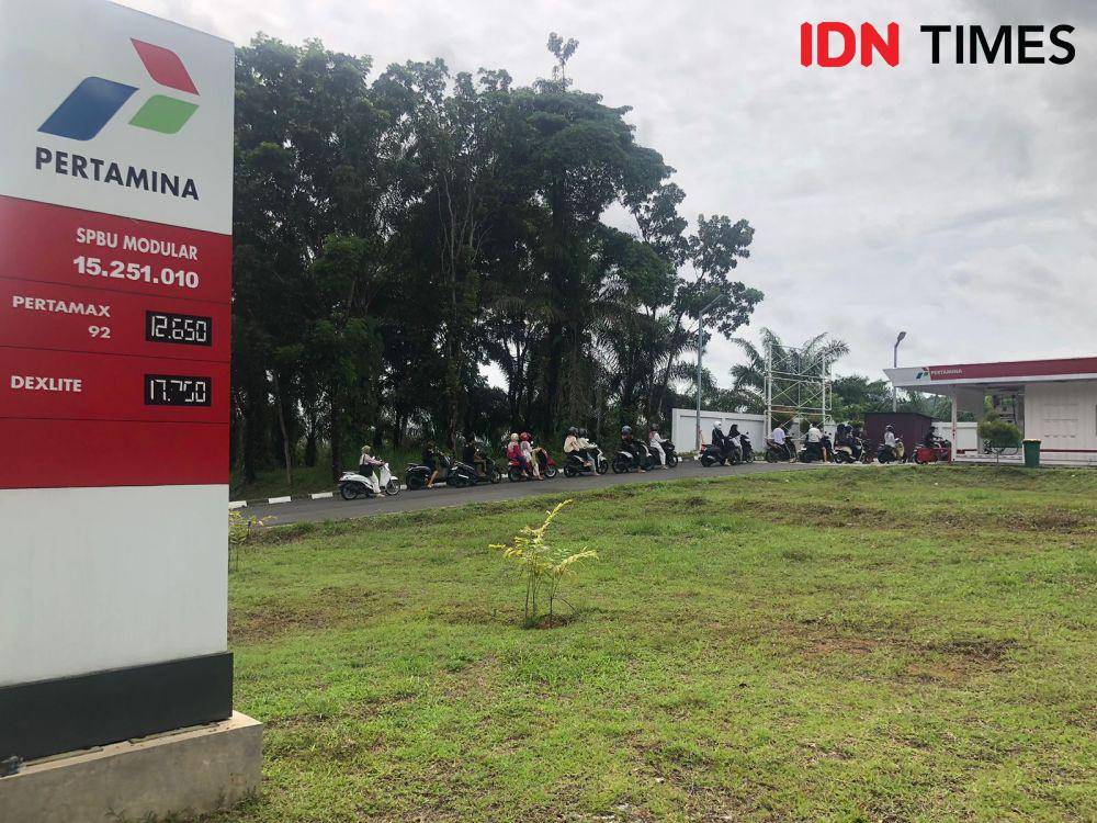 Antean sepeda motor di SPBU Modular 15.251.010 yang berada di Kampus UNAND (Foto: IDN Times/Halbert Caniago)