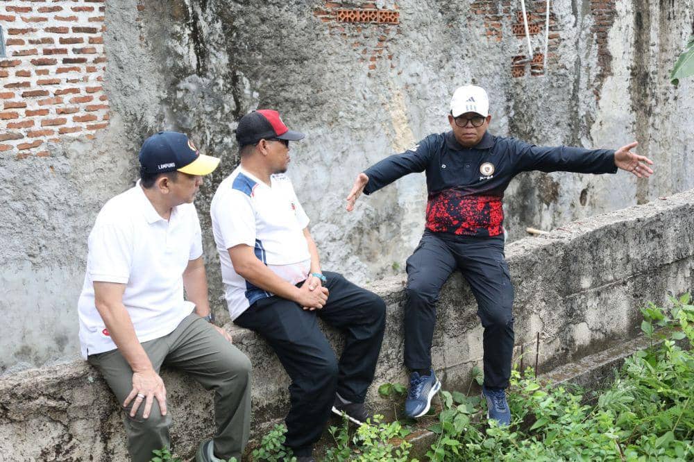Pj Gubernur Lampung Samsudin tinjau aliran sungai rawan banjir di Bandar Lampung. (Dok. Pemprov Lampung).