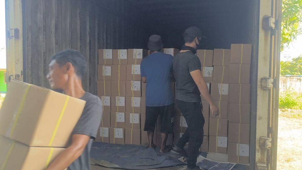 Petugas saat menurunkan logistik Pilkada Kota Pekanbaru dari sebuah truk (IDN Times/ Fanny Rizano)