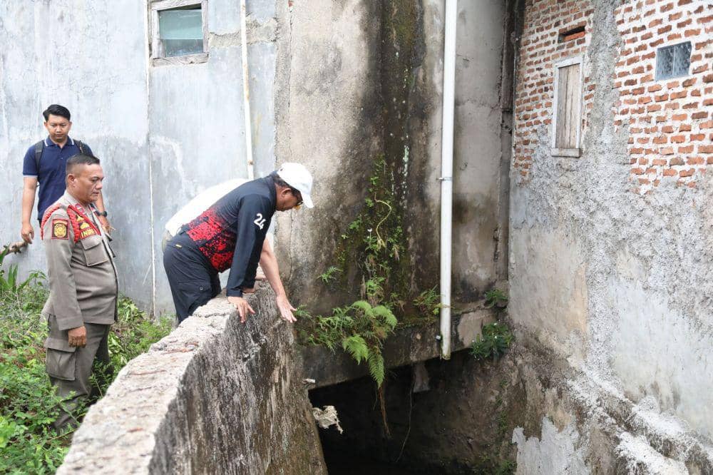 Pj Gubernur Lampung Samsudin tinjau aliran sungai rawan banjir di Bandar Lampung. (Dok. Pemprov Lampung).