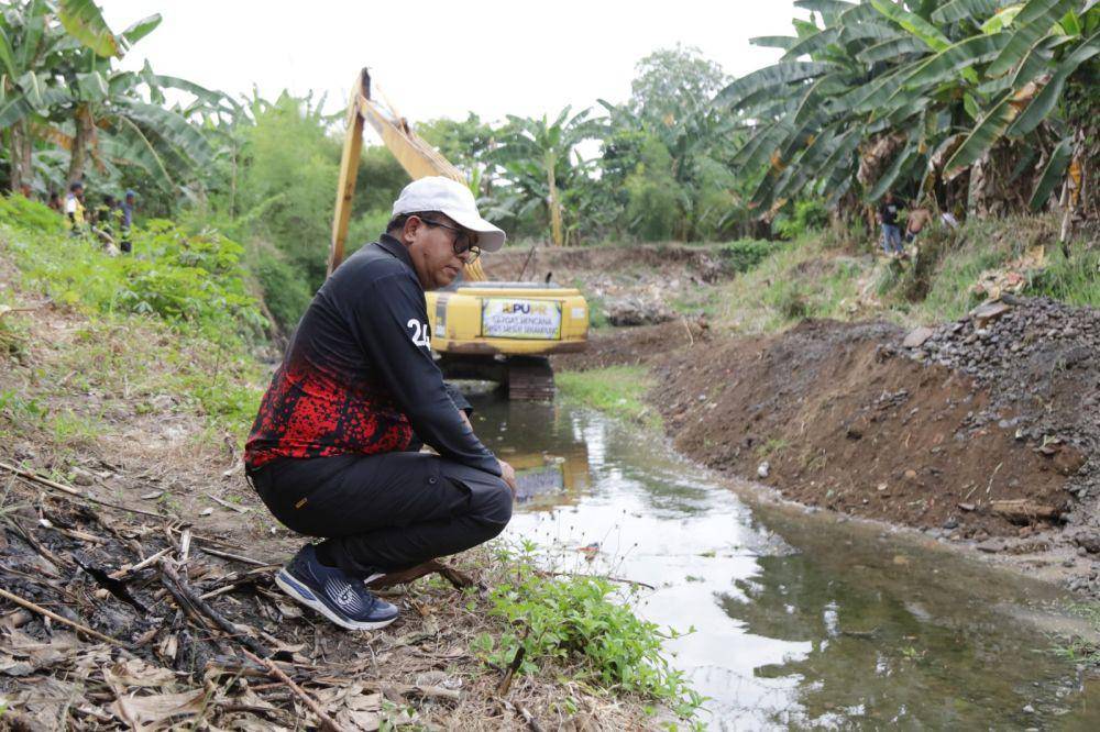 Pj Gubernur Lampung Samsudin tinjau aliran sungai rawan banjir di Bandar Lampung. (Dok. Pemprov Lampung).