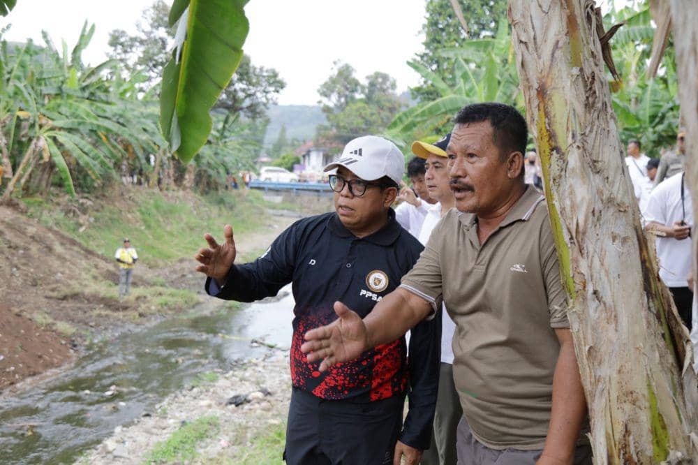 Pj Gubernur Lampung Samsudin tinjau aliran sungai rawan banjir di Bandar Lampung. (Dok. Pemprov Lampung).