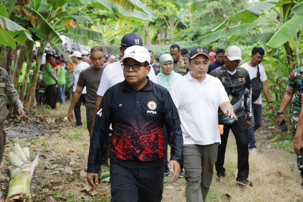 Pj Gubernur Lampung Samsudin tinjau aliran sungai rawan banjir di Bandar Lampung. (Dok. Pemprov Lampung).