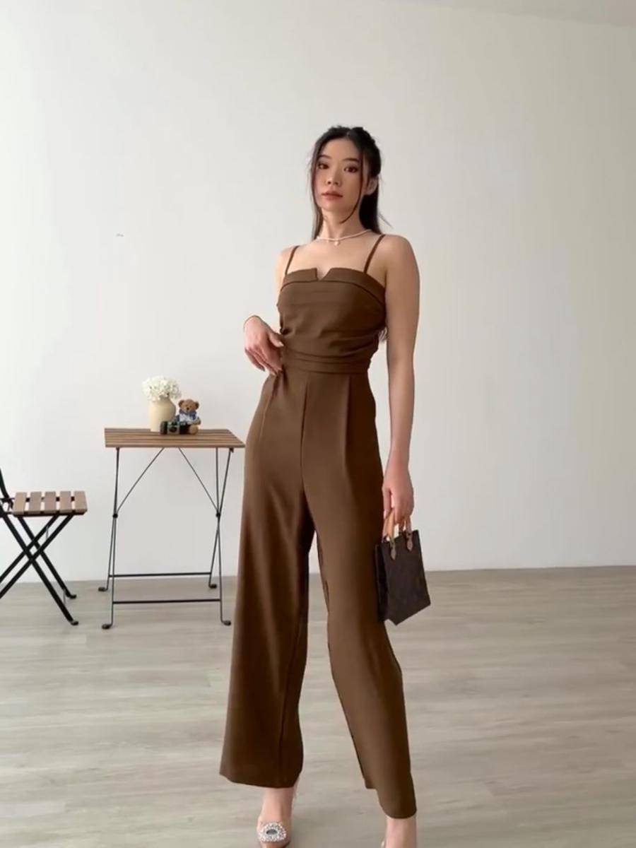 potret ide jumpsuit dengan look elegan (instagram.com/dearlove.fashion)