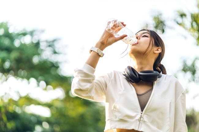 Hidrasi adalah kunci untuk performa optimal saat berolahraga. Jangan lupa minum cukup air! Sumber: Alodokter
