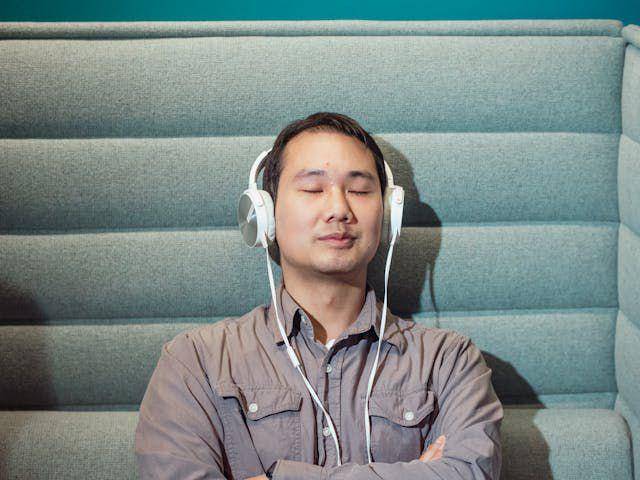 ilustrasi mendengarkan musik (pexels.com/Kindel Media)