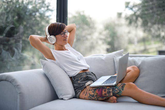 ilustrasi mendengarkan musik (pexels.com/Andrea Piacquadio)