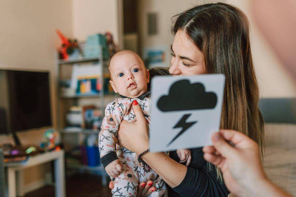 Illustrasi seseorang menunjukkan flash card pada bayi (pexels.com/ RDNE Stock project)