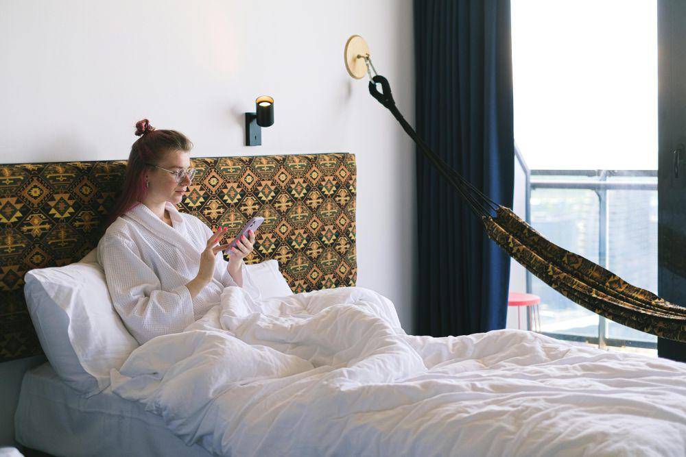 Sprei hotel berwarna putih