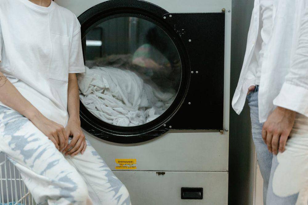 ilustasi mencuci selimut dengan pakaian lain (pexels.com/Tima Miroshnichenkio)