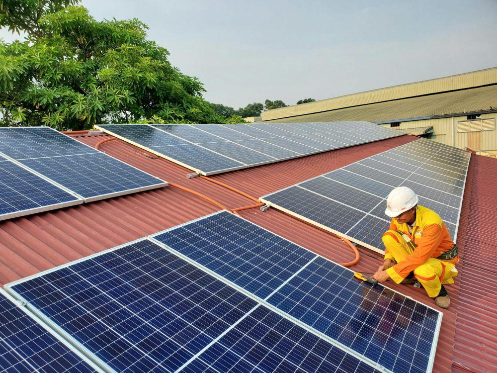 Indonesia Siap Jadi Pemasok Ekosistem Kendaraan Listrik-Panel Surya