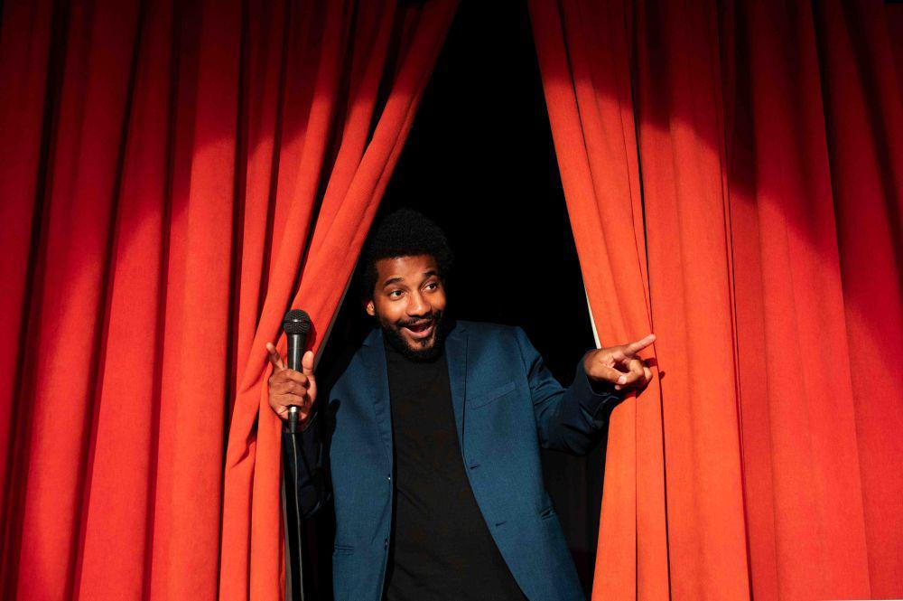 7 Contoh Teks Stand Up Comedy, Bisa Jadi Inspirasi Lomba!