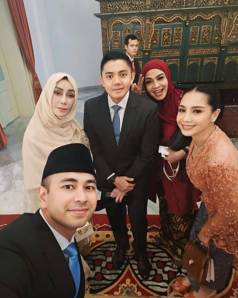 Adu Gaya Mama Amy dan Mama Rieta di Pelantikan Raffi Ahmad (instagram.com/rieta_amalia | instagram.com/raffinagita1717 | instagram.com/amy_r_qanita)