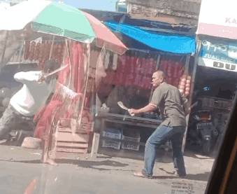 Detik-detik dua pria di Kabupaten Wajo duel pakai parang di jalanan / Istimewa