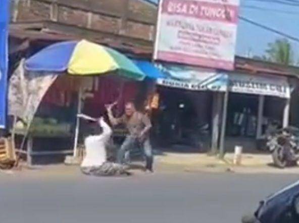 Detik-detik dua pria di Kabupaten Wajo duel pakai parang di jalanan / Istimewa