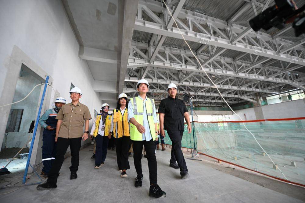 Wapres Gibran Rakabuming Raka meninjau pembangunan LRT Jakarta Fase 1B Velodrome-Manggarai dan Cibubur Youth Elite Sport Center (CYESC) di Jakarta Timur, Selasa (22/10/2024). (dok. Setwapres)