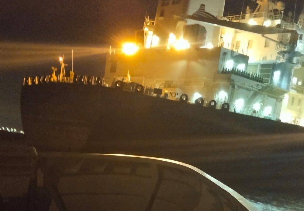 Kapal super tanker MT Al Derwazah di perairan Kota Batam (Istimewa)