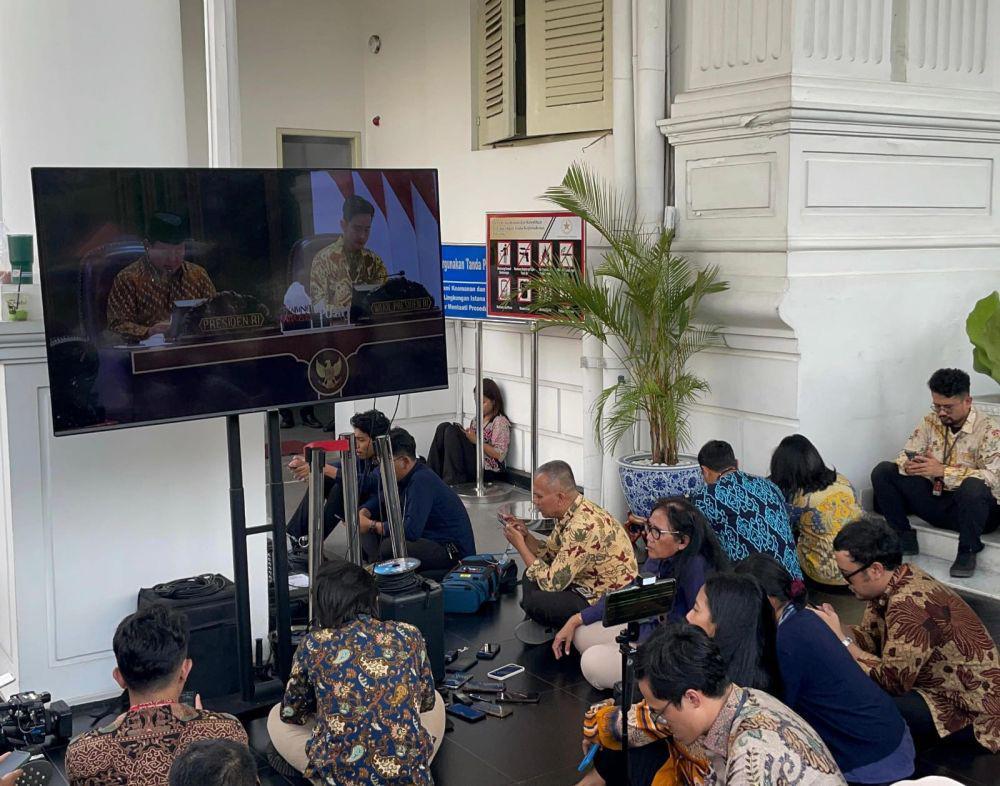 Momen Jurnalis Istana Nobar Sidang Kabinet Perdana Dipimpin Prabowo
