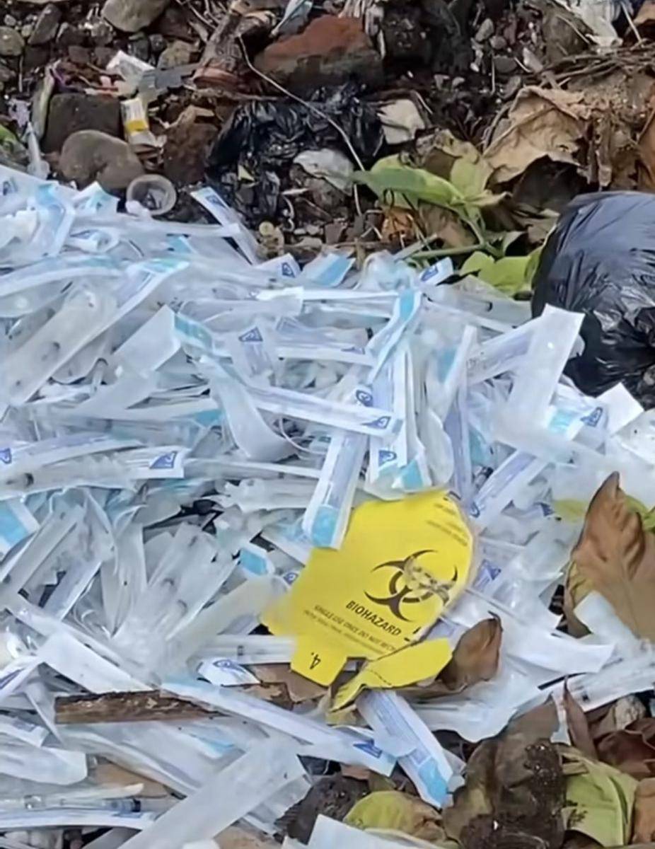 Penemuan sampah medis di pinggir jalan di Kota Malang. (IDN Times/Istimewa)