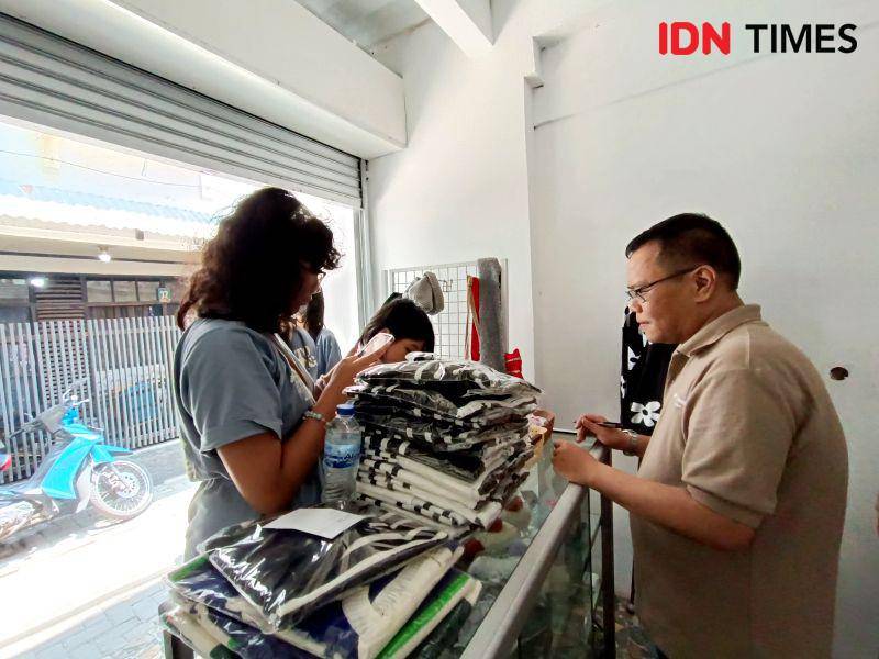 Seorang wisatawan sedang membeli pernak-pernik yang dijual warga di kawasan Kampung Wisata Rajut Binong. IDN Times/Debbie Sutrisno
