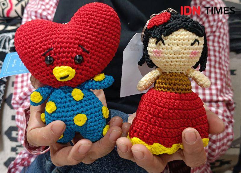 Boneka rajut yang dibuat para perempuan disabilitas di Komunitas Merakit. IDN Times/Debbie Sutrisno