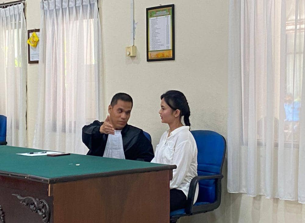 Hakim menunjuk pengacara dari Posbakum untuk mendampingi Marisa Putri selama persidangan (IDN Times/ Fanny Rizano)