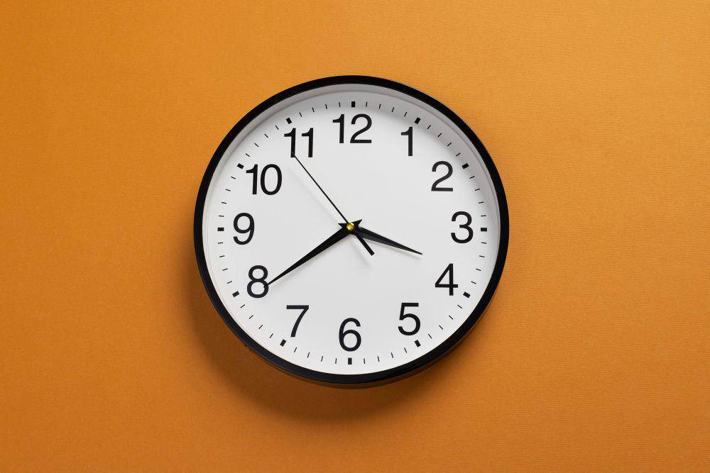 ilustrasi jam analog (freepik.com/freepik)
