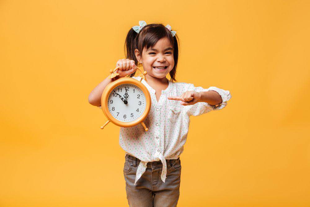 ilustrasi anak membawa jam analog (freepik.com/freepik)