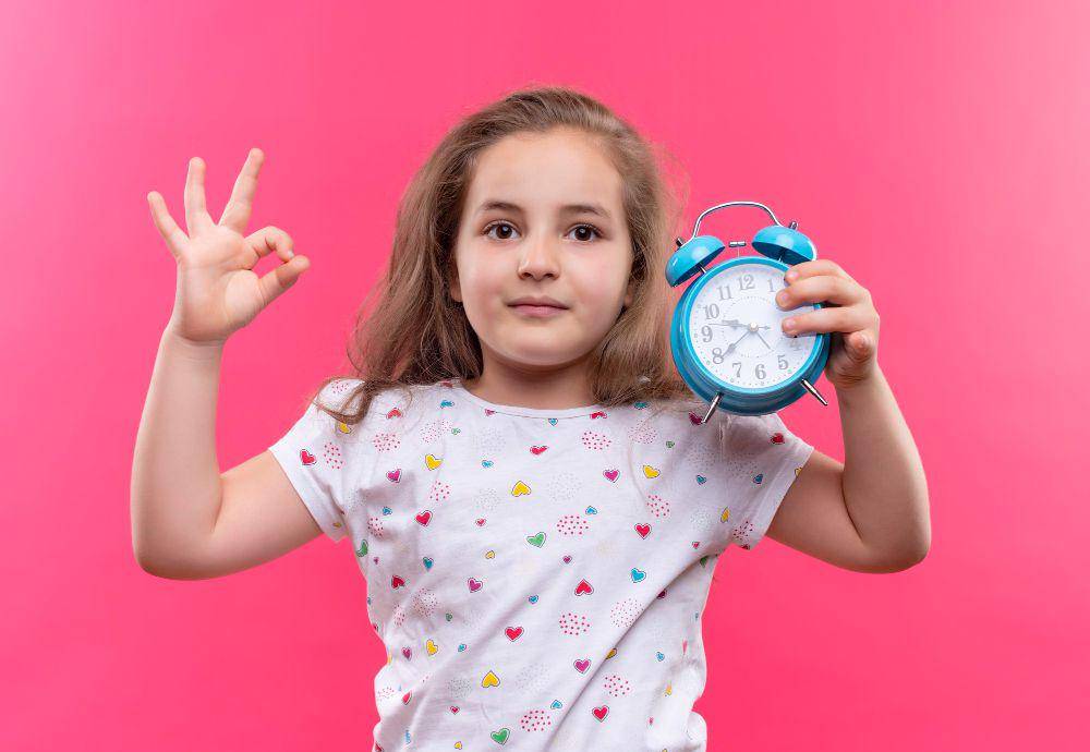 ilustrasi anak membawa jam analog (freepik.com/freepik)