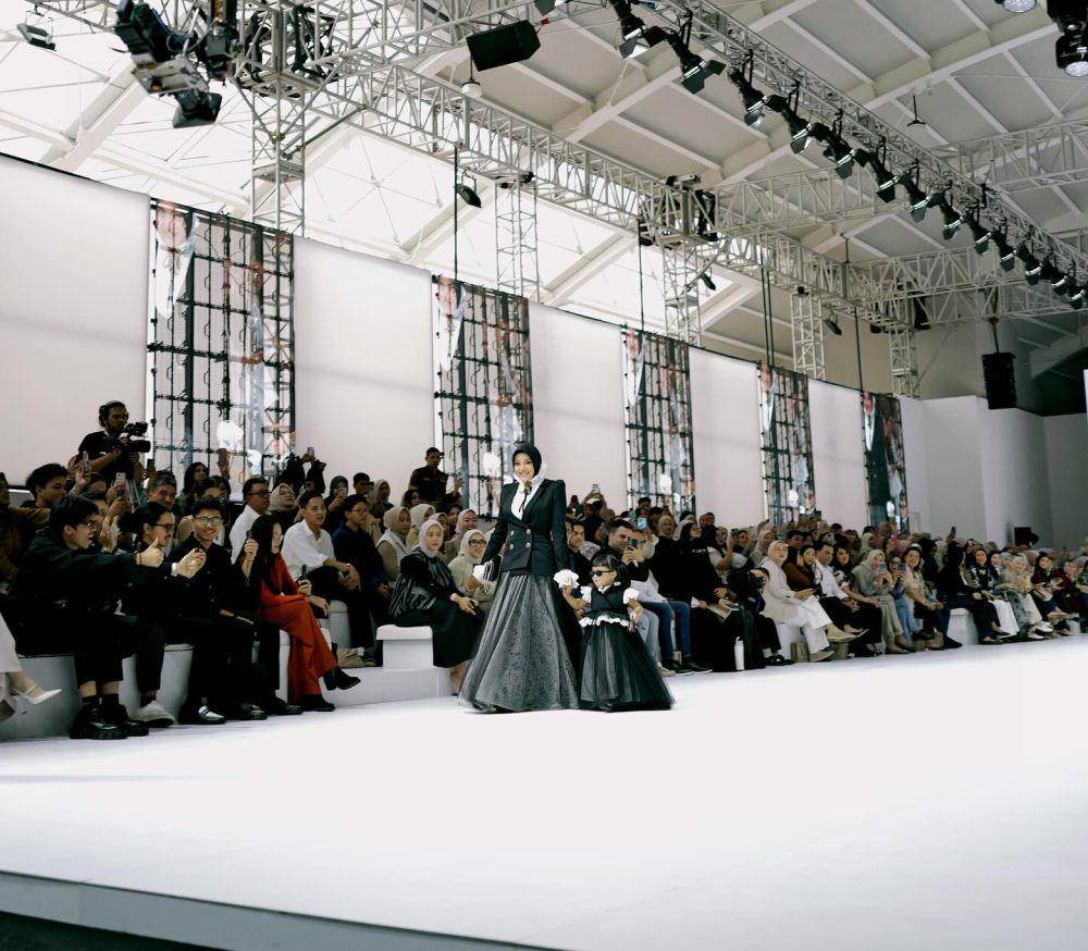 potret Ameena di Jakarta Fashion Week 2024 (instagram.com/attahalilintar)