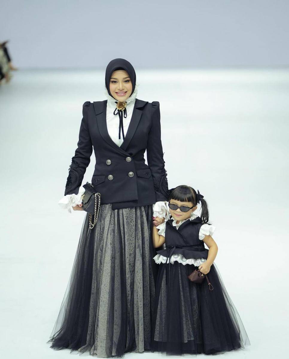 potret Ameena di Jakarta Fashion Week 2024 (instagram.com/aurelie.hermansyah)