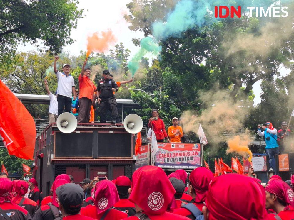 Buruh Gelar Demo di Dekat Istana, Desak Prabowo Cabut UU Ciptaker