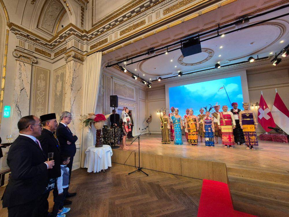 Kesenian Papua Barat dan NTT hadir di Swiss. (dok. KBRI Bern)
