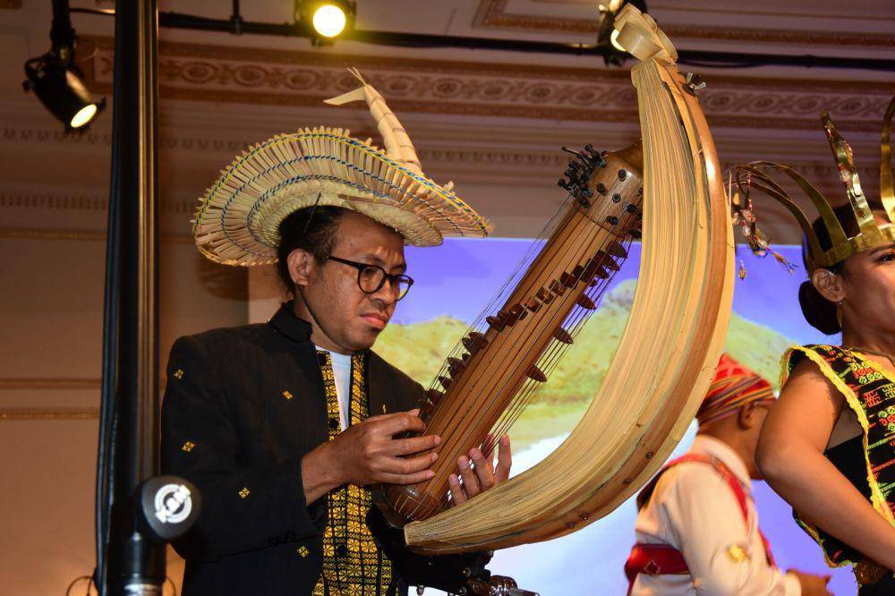 Kesenian Papua Barat dan NTT hadir di Swiss. (dok. KBRI Bern)