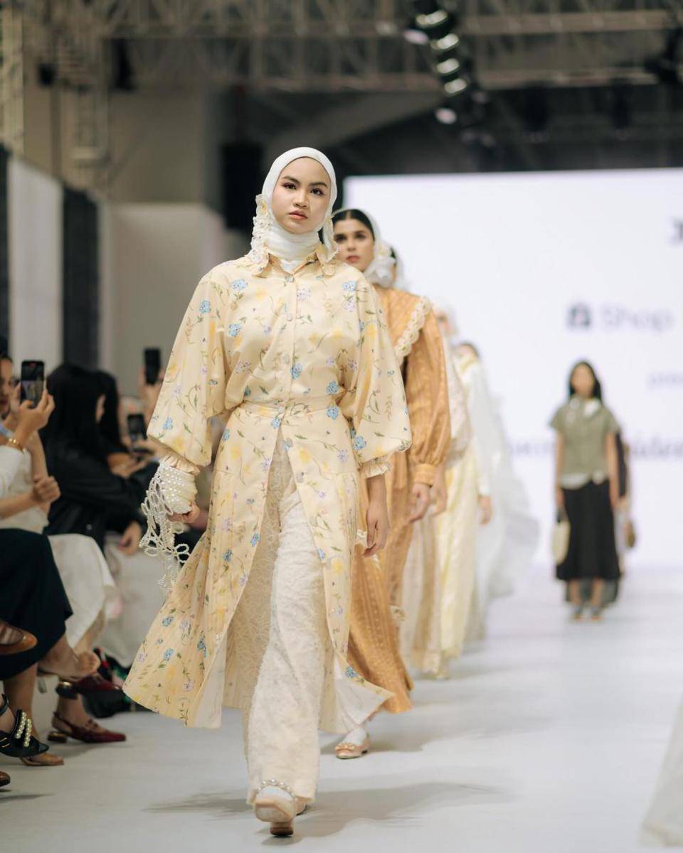 potret Xaviera Putri tampil di JFW 2024 (instagram.com/xavieraaputri)