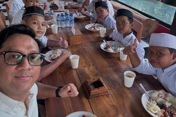 7 Potret Andre Taulany Gelar Syukuran di Warung Makannya