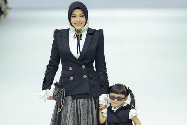 7 Potret Ameena Tampil di Jakarta Fashion Week 2024, Gemes!