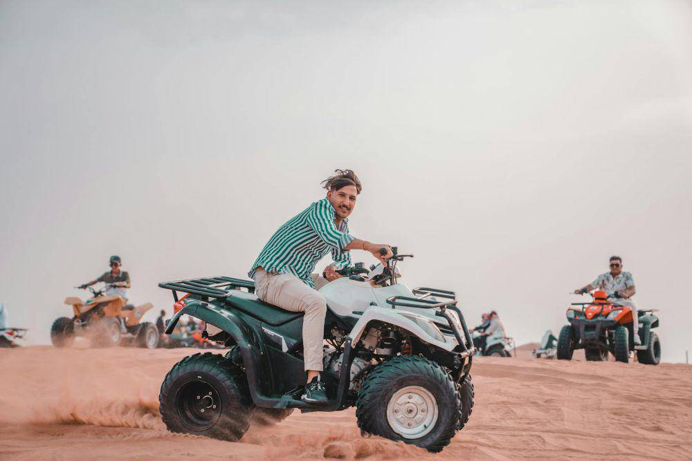 ilustrasi naik ATV di gurun pasir (pexels.com/Christian Alemu)