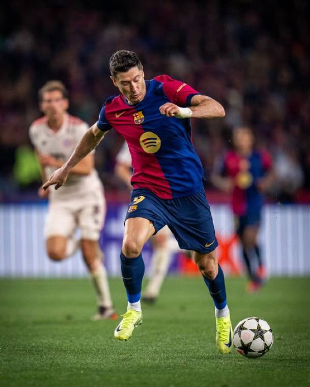 Robert Lewandowski menyumbang angka untuk Barcelona dalam laga kontra Bayern Munich di Liga Champions 2024/2025 (X.com/FCBarcelona)