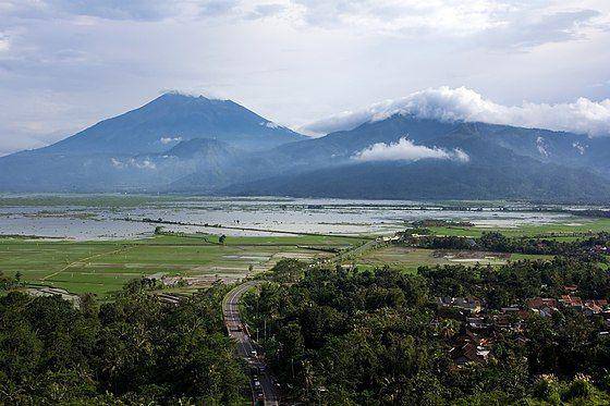 Gunung Telemoyo (https://id.wikipedia.org/wiki/Gunung_Telomoyo)